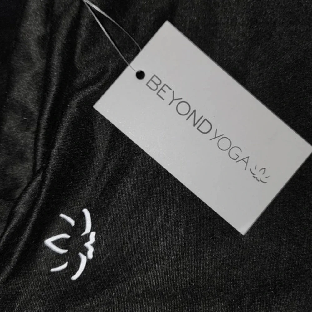 NWT‎ Beyond Yoga Womens Pocket Infinity Scarf